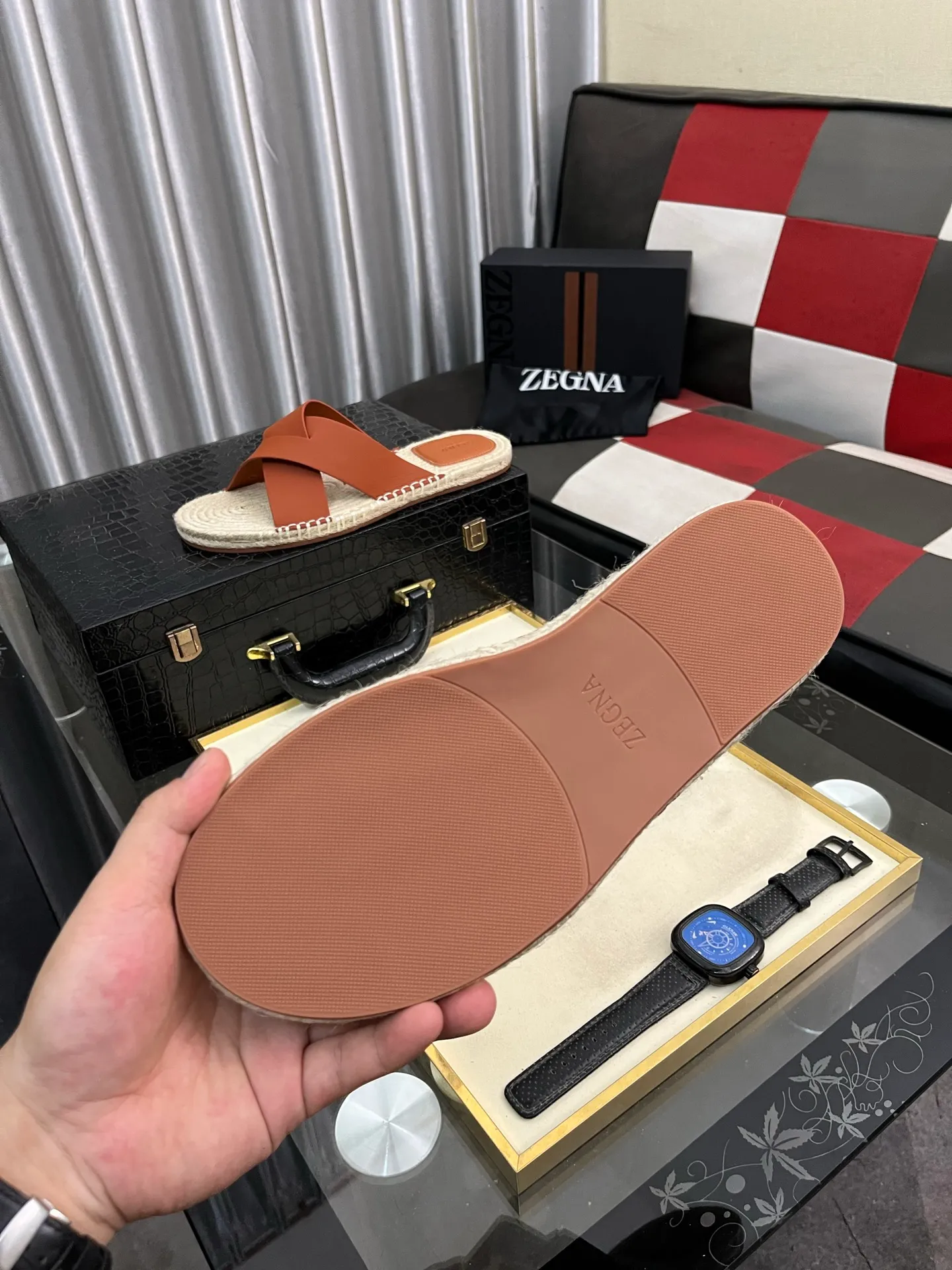Men's shoes 💰320⌚️⌚️《HERMES》Hermès 💁♂️Men's casual slippers, compare the quality at the counter🧚🏿♂️ The upper layer has a stone pattern with clear texture, showing high-end, high-end, comfortable to wear and versatile. Purely hand-pulled, raw rubber breathable outsole, breathable and comfortable lambskin lining, 100% comfortable density, original rubber outsole wear-resistant code number 38-44. Can be customized 45-46-47